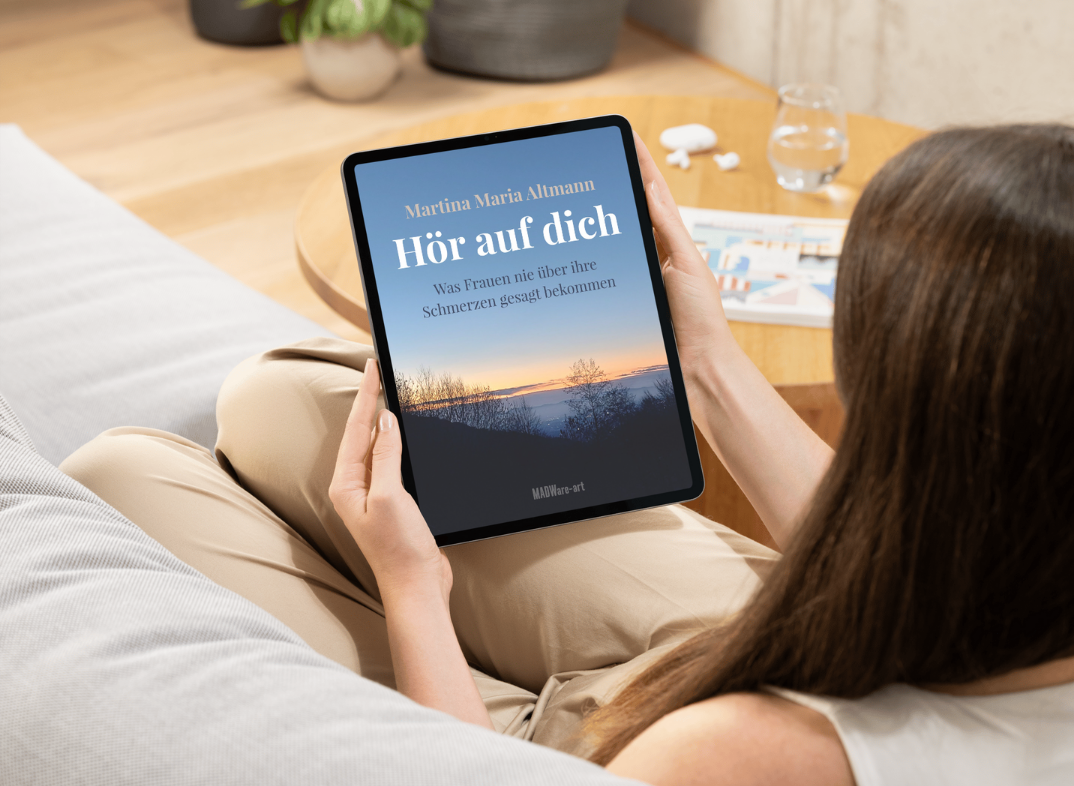 Frau betrachtet auf dem Tablet das Cover des E-Books "Hör auf dich" von Martina Maria Altmann – Inspiration und Verständnis bei Endometriose statt medizinischem Ratgeber.