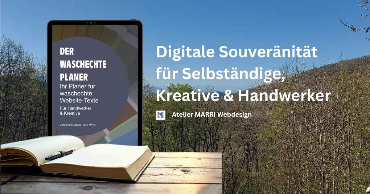 Bild für Artikel 'Texte schreiben mit Struktur': Ein Tablet zeigt das Cover des 'Waschechten Planers', davor ein offenes Notizbuch auf einem Holztisch vor einer Berglandschaft. Symbol für authentische Texte und digitale Souveränität von Atelier MARRI.